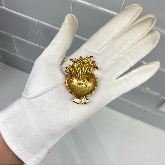 VTG 1940s BROOCH GOLD TONE RED/GREEN ENAMELED FLOWER BASKET W/ PAVED RHINESTONES - Picture 6 of 11